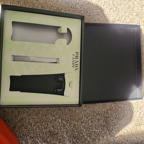 PRADA Box - Picture 2 of 3